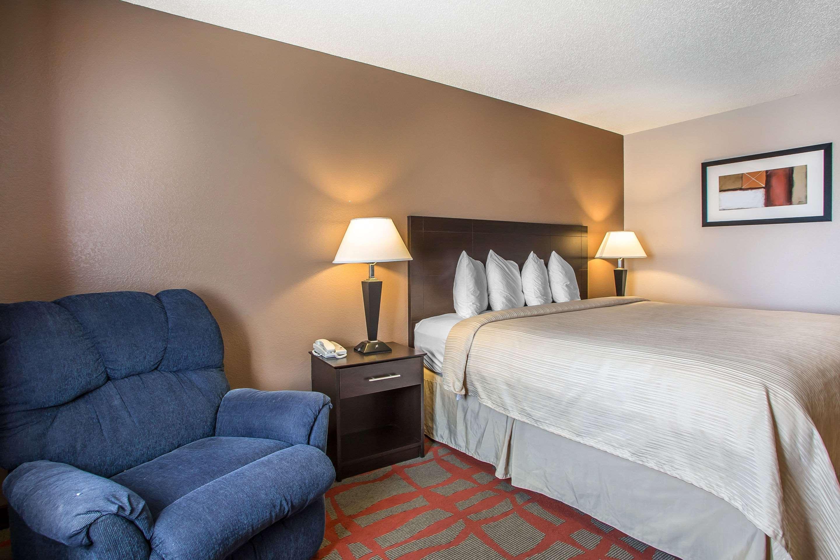 Quality Inn & Suites West Bend Exterior photo
