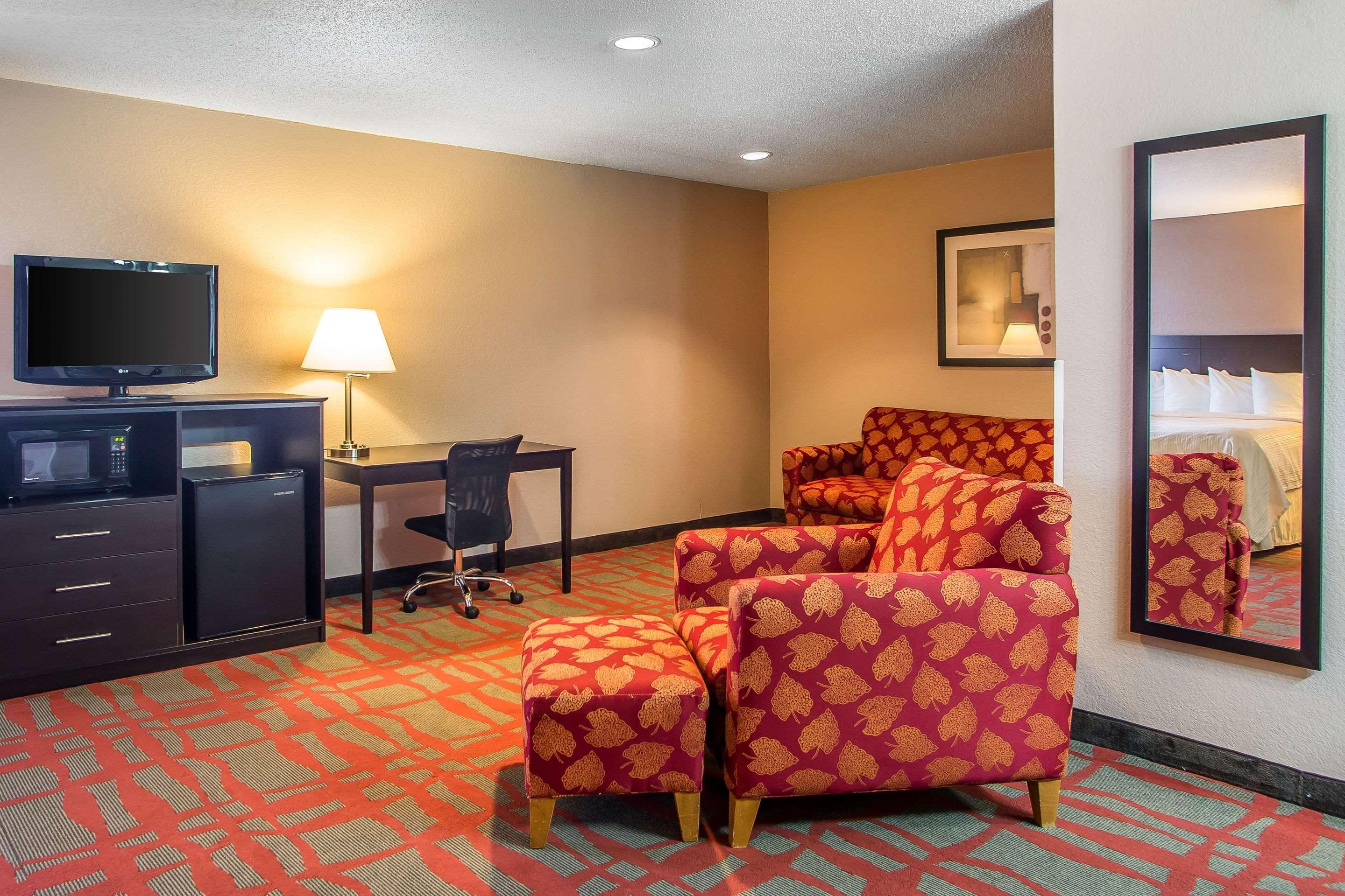 Quality Inn & Suites West Bend Exterior photo