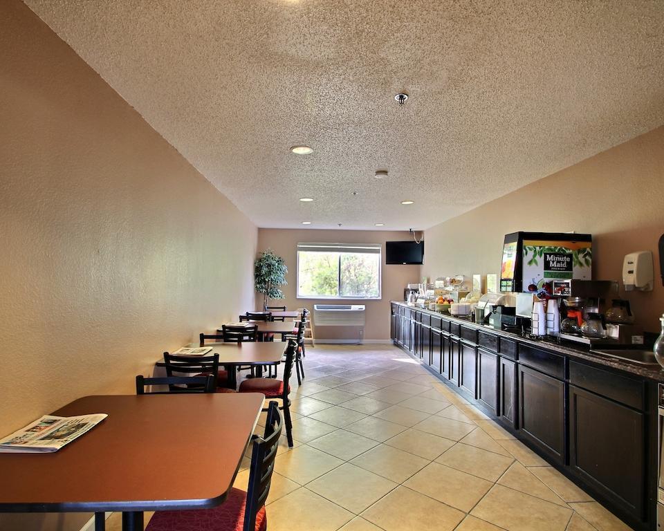 Quality Inn & Suites West Bend Exterior photo