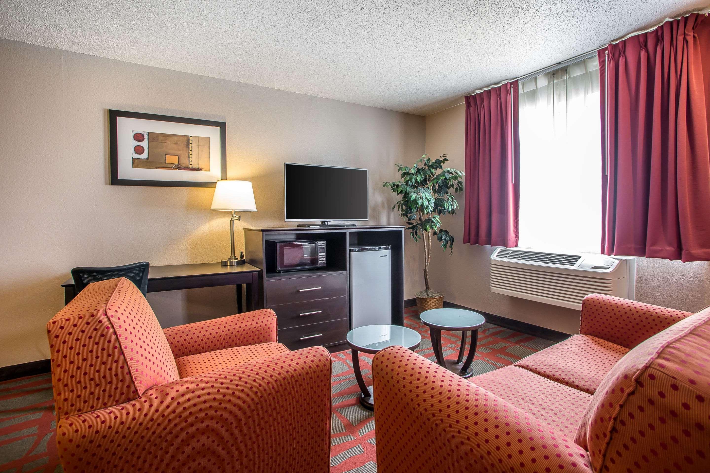 Quality Inn & Suites West Bend Exterior photo