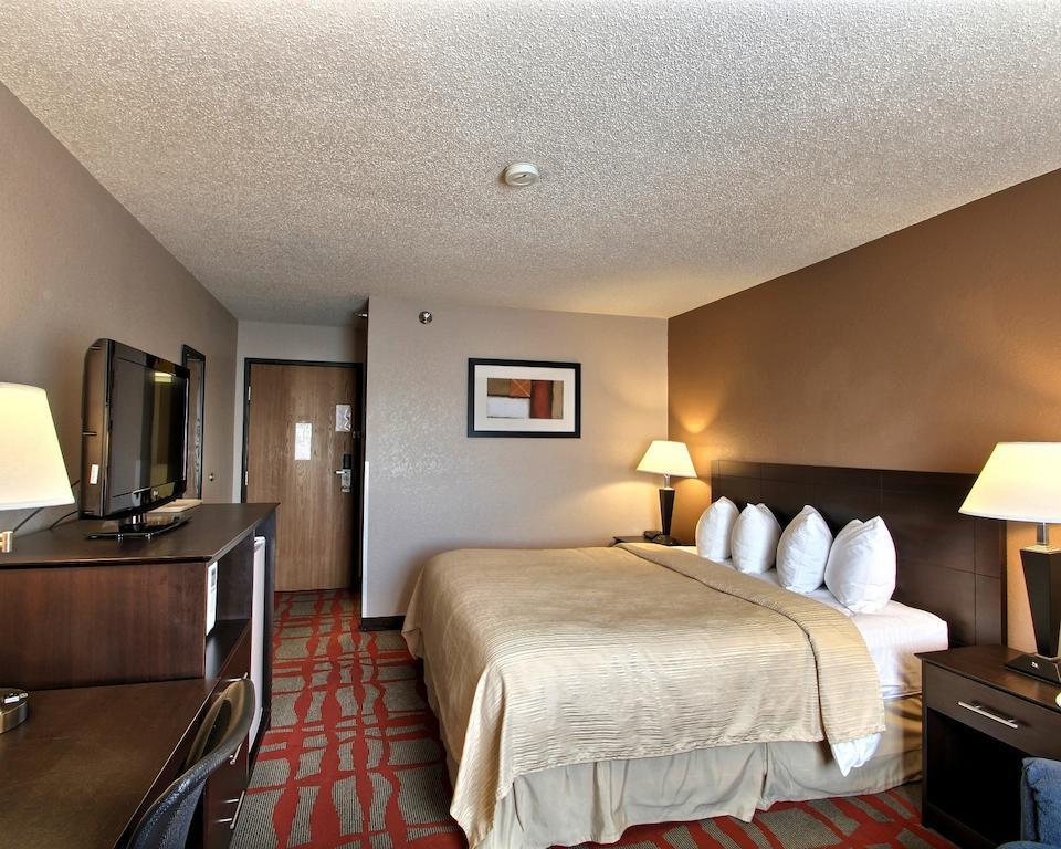 Quality Inn & Suites West Bend Exterior photo