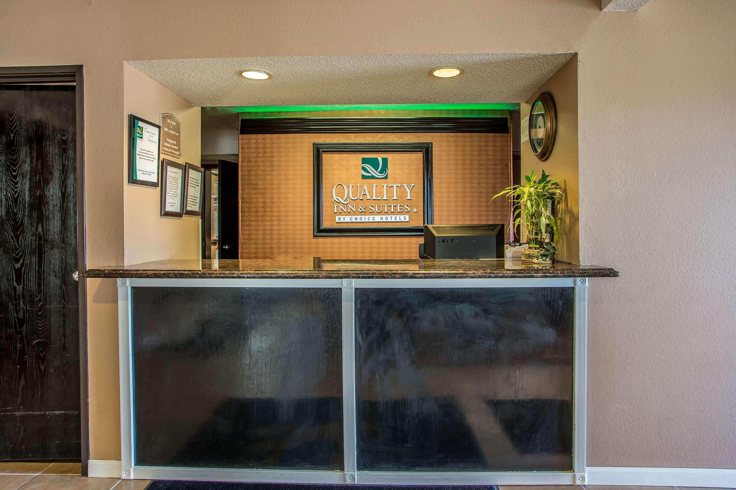 Quality Inn & Suites West Bend Exterior photo