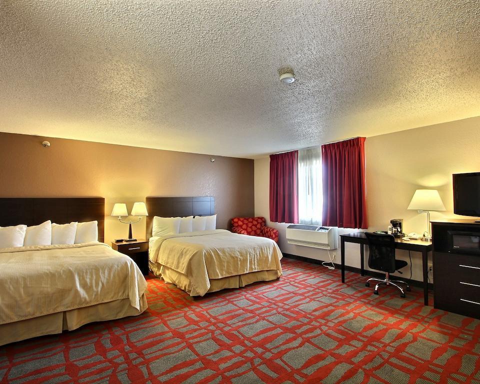 Quality Inn & Suites West Bend Exterior photo