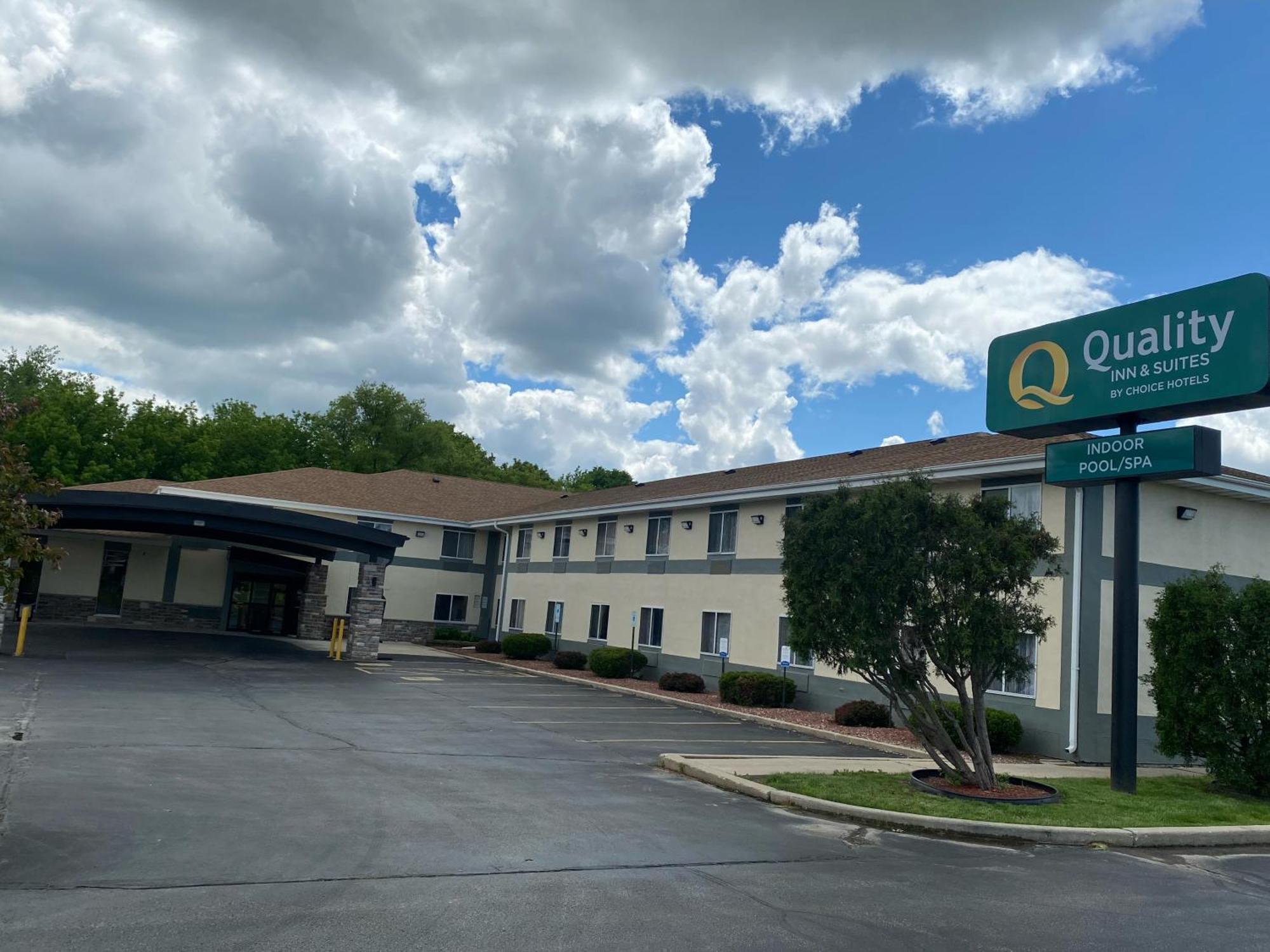 Quality Inn & Suites West Bend Exterior photo