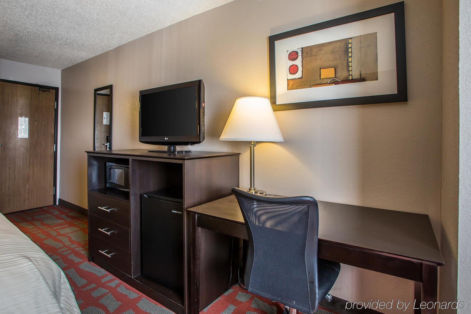 Quality Inn & Suites West Bend Exterior photo